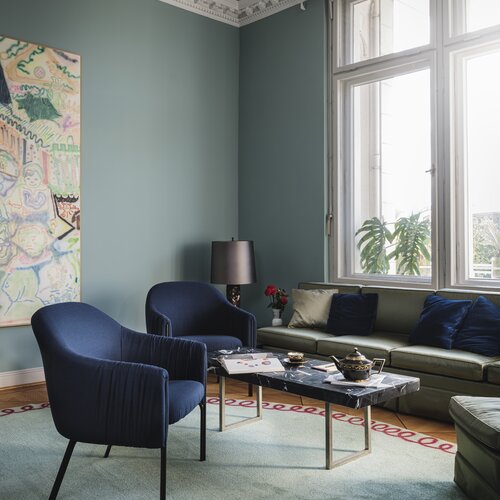 2019_FF-inspo_editorial-office-blau-celine-armchair-high-1_300dpi.jpg
