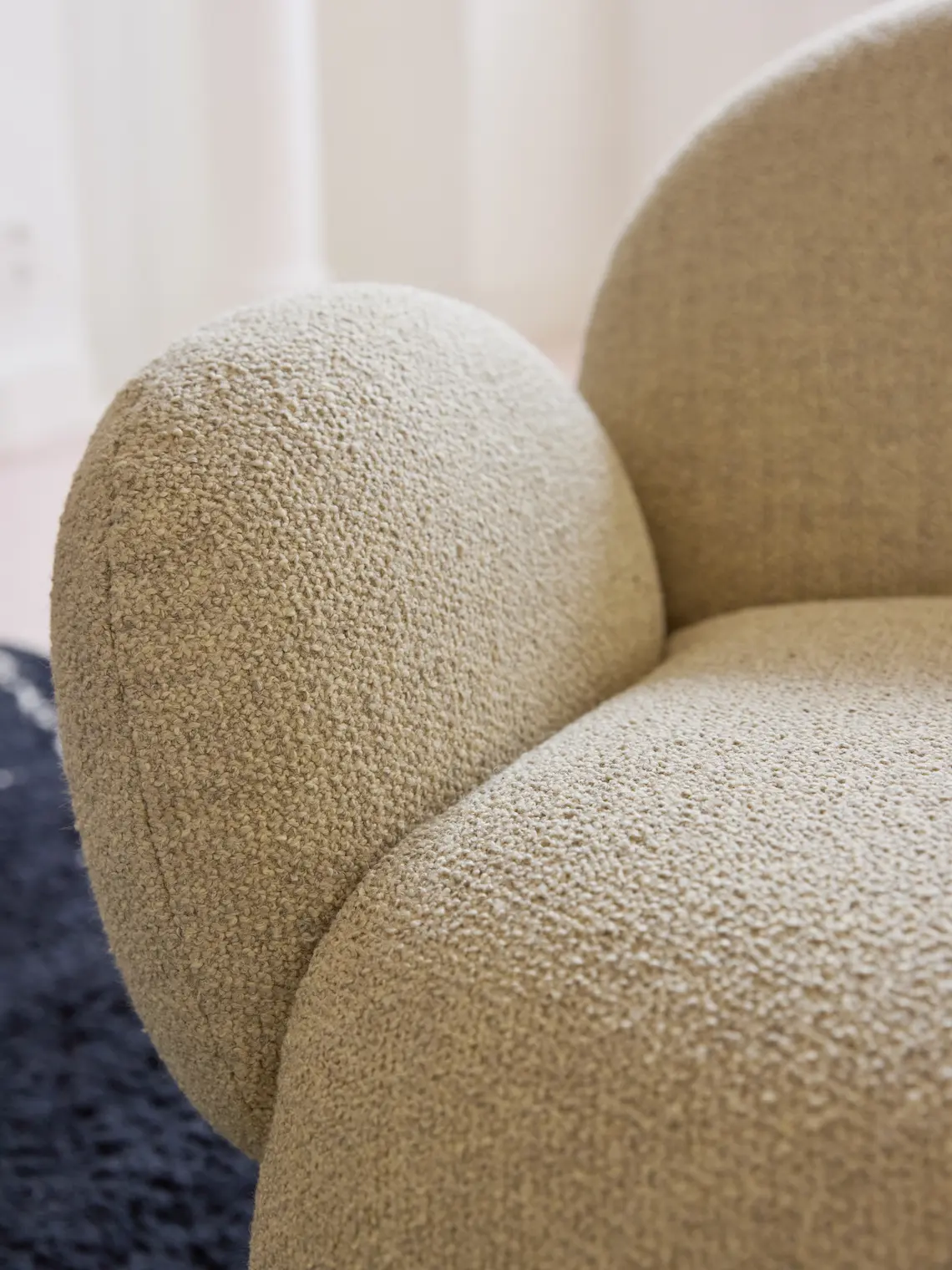 Nana love seat detail 2